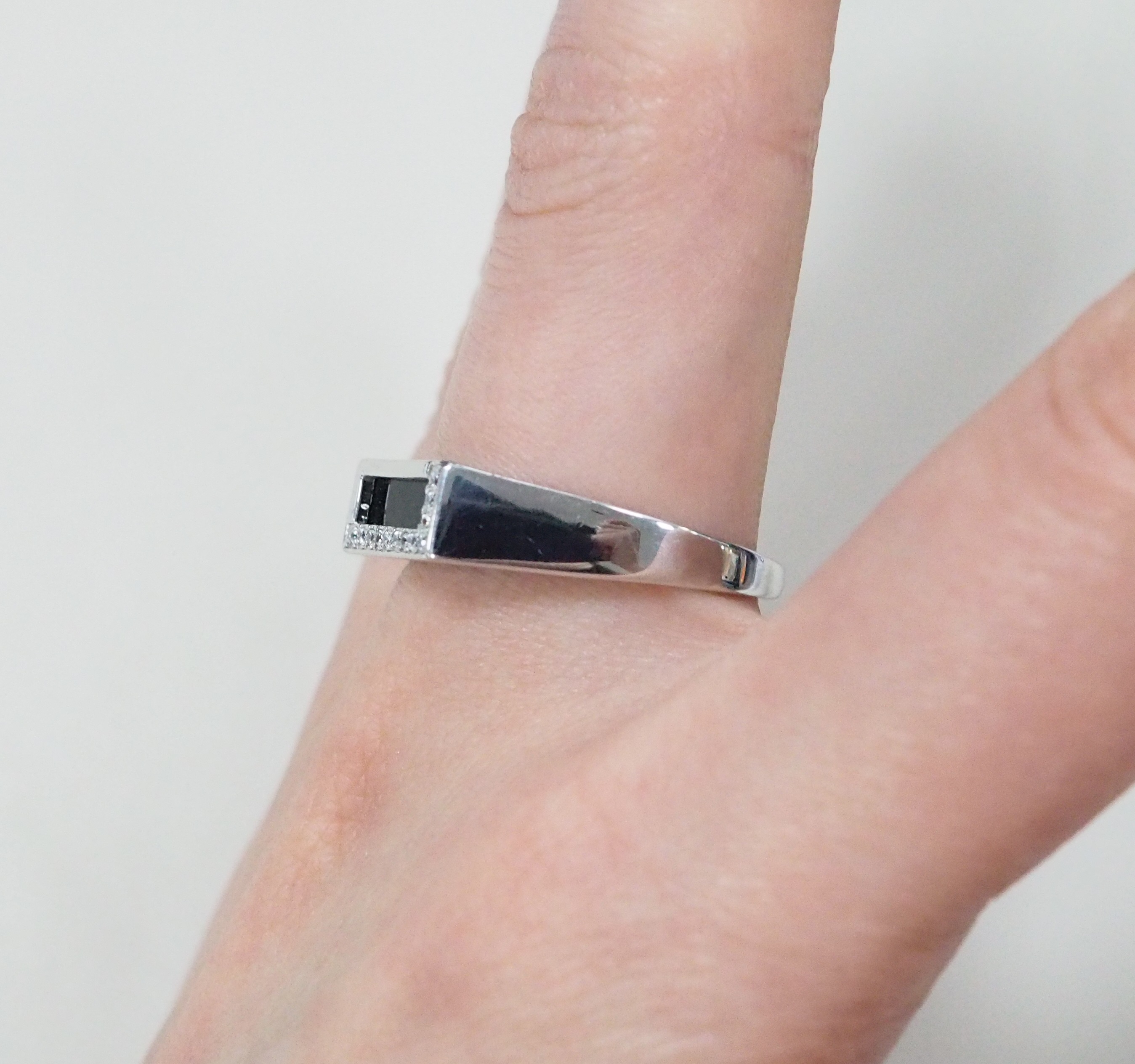 Серебряное кольцо с ониксом